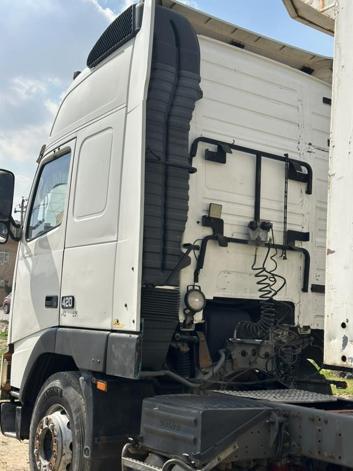 فالفو بو فروشتن
موديل ٢٠٠٢
گيرعادى
حجم ٤٦٠
هاف

گير مةكينه ئةكسل شاصى هةمووى بةشةرت 

***********
***********
