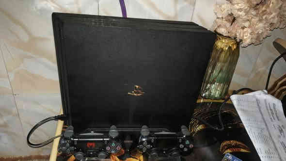 سلام عليكم بلي 4 برو ما مفتوح للبيع اونلاين مساحة 2 تيرا يعني 2000 كيكا ويا قرصين gta5 و god of war4 راكنروك ويا قاعدة مال بلي ويدتين ثنيهن اصليات مو تجاريات سعر 500 رقم *********** المكان البصرة
