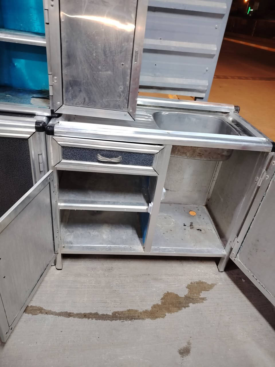 كاونتر المنيوم ٣ قطع سعودي كلش نضيف حطاطه سعر ٢٣٠ الف العنوان الفلوجة حي المعلمين قرب جامع سعد *********** ***********
