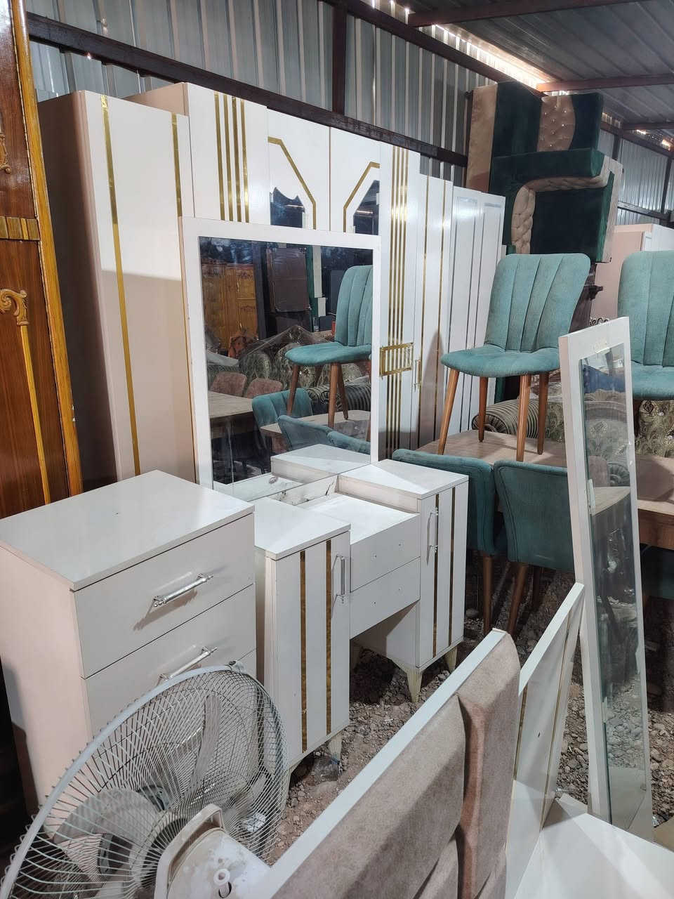 لبيع وشراء الأثاث المستعمل والجديد ومراوس كاطون مدخل الرازي شارع السايدين قرب المجسر نشتري كافت الأثاث المنزلي ولمكتبي وغرف نوم تركي صاج عراقي للاستفسار هاتف وتس اب ***********
