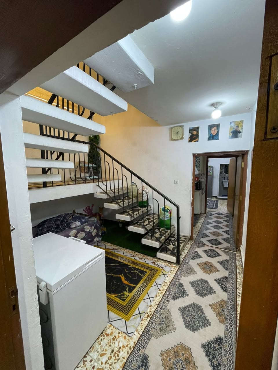 دار للبيع مساحه ٨٠م ركن الشعب حي التجار يتكون من ثلاث غرف نوم واستقبال ومطبخ تواليت خارجية ومنور داير البيت غرفتين نوم سويت للاستفسار واتساب ***********
