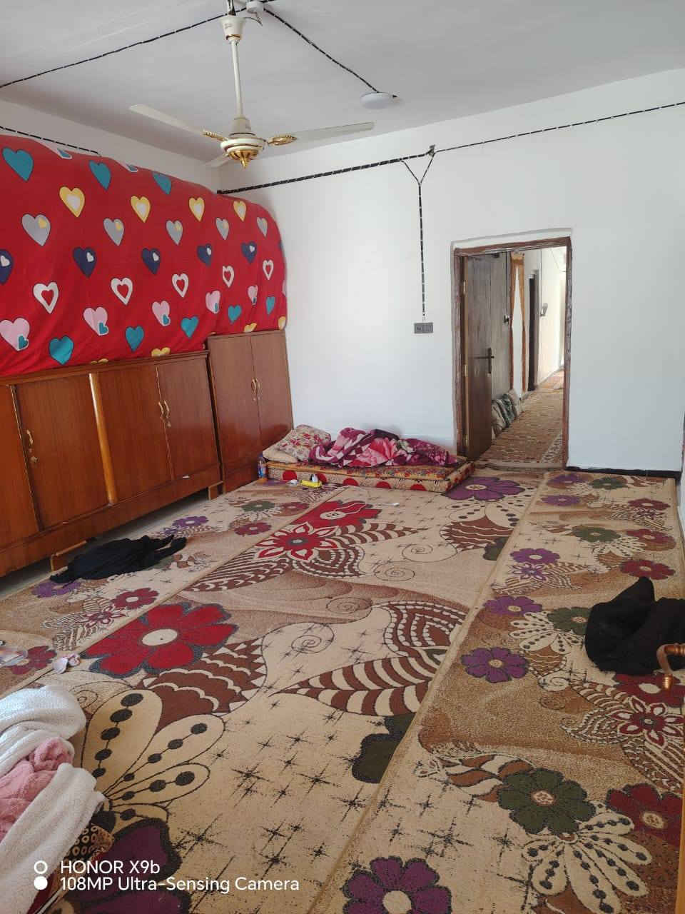 السلام عليكم ورحمة الله وبركاته بيت للبيع نظيف كلش ٣٠٠ متر مطلوب مبادره قرب كراج الحولي البيت يتكون ٢غرف وبراني وصاله ومطبخ وساحه وحديقه وصحيات ***********
