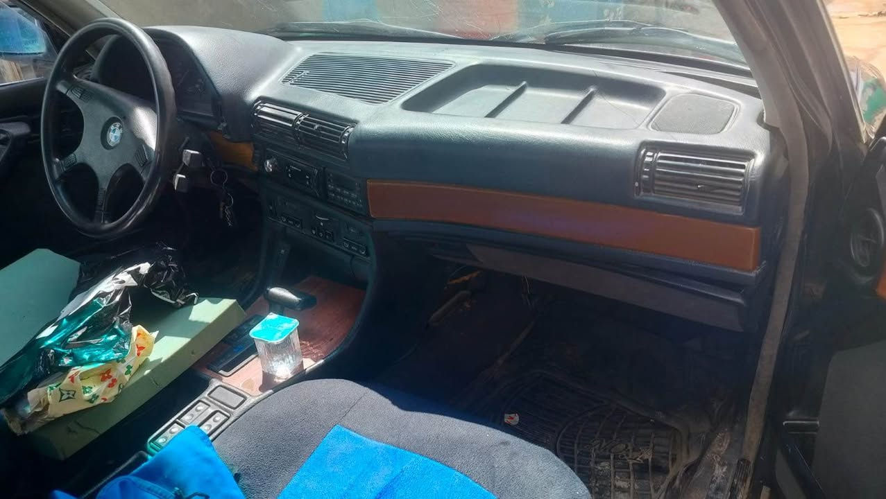 Bmw محور محرك وكير 3000 ابو البطل 
غرفتها نضيفه صبغها حلو مشروع وطني بغداد باسمنه 
لحد سنه 2026/9 
السياره محتاجه بوليش ودعاميه اماميه وحداده خلفيه وكهربائيات جام 
السياره خير من الله 
السعر 32 
مكان السياره البصره
*********** Singapore
