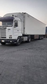 سكانيا للبيع مربوطه براد هيه وبراده سمك ٧ ارتفاع ٥٠ الراس 143 رقم انبا...