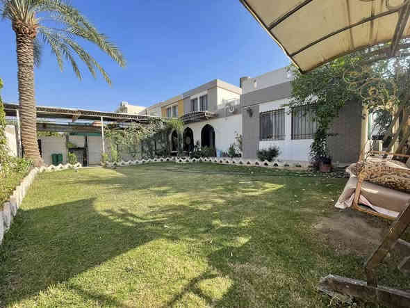 السلام عليكم 

دار للبيع منطقه دوميز الظباط  الطابو بسم شخص واحد مساحه الدار 400 متر. + فضله 150 متر مع الدار 
الطابق الارضي

الطابق الارضي 
2غرف نوم4في4

غرفه خطار 7 في 4
غرفه خطار 4 في 4 ونص
مطبخ 4 في 4

الطابق العلوي

غرفه نوم 5 في 4
صحيات 
مخزن 
سعر الدار 315
***********
