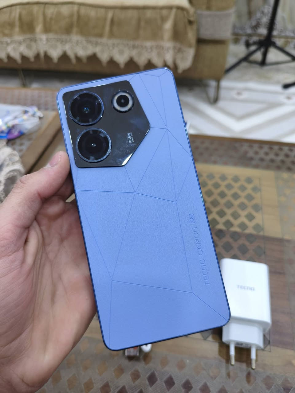 📱 للبيع: تكنو CAMON 20 Pro 5G
هاتف نضيف  النظافه 95٪ الجهاز ما مفتوح و شخط ما بيه 
المواصفات:
• شاشة AMOLED بحجم 6.67 إنش بدقة +FHD وتردد 120Hz.
• معالج MediaTek Dimensity 8050 القوي.
• ذاكرة 8GB RAM (مع إمكانية التوسعة الافتراضية) + 256GB تخزين.
• كاميرا خلفية 64MP مع تصوير عالي الجودة.
• كاميرا أمامية 32MP لصور سيلفي واضحة.
• بطارية 5000mAh تدوم طوال اليوم.
• شحن سريع 33W.
• يدعم شبكات 5G.
• بصمة مدمجة داخل الشاشة + سماعات ستيريو + NFC.

المميزات:
✅ أداء قوي للألعاب والتطبيقات.
✅ شاشة AMOLED بألوان رائعة وسلاسة 120Hz.
✅ كاميرات ممتازة للصور والفيديو.
✅ بطارية قوية مع شحن سريع.
✅ مساحة تخزين كبيرة 256GB.
✅الضهر جلد 

السعر ١٥٠ الف قفل مكاني ميسان العمارة حي الصحفين مقابل المستشفى البناني للتواصل واتساب ***********
