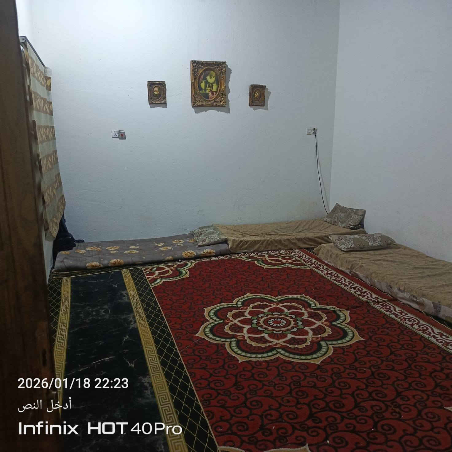 السلام عليكم بيت في حي الاحرار
للبيع حواسم غرفتين صاله مطبخ كبير ديوانيه 
حمام خارجي داخلي مساحه البيت 190 
البيت كون تريد مسلح مجاري دفن كهرباء دفن 
سعر البيت 30 وبي مجال 
رقم الهاتف ***********
