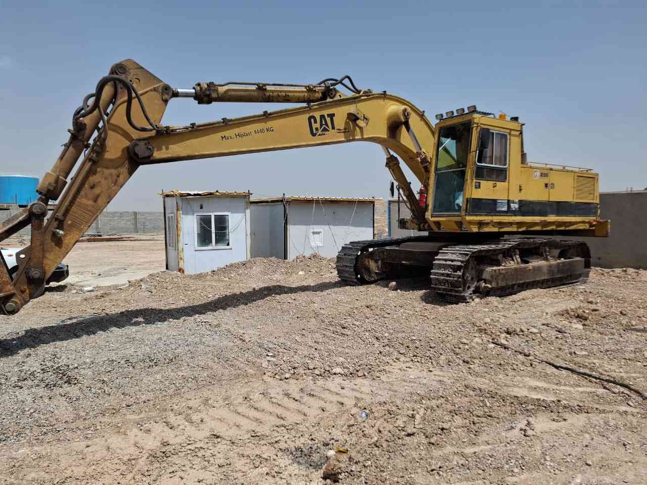 سلام عليكم
للبيع حفاره كتربلر حجريه 
رقم وسنويه دهوك تحويل مباشر 
حجم 235 يطلع 450 بل حجم العادي  محرك 6 سلندر سنتدر محرك ابو البليته بينسل نوزل 
جكات زناجيل رولات بمات كله شرط 
بيها جك همر 40 فور كاوه كوري اصلي 
وبيها كيله جديد 
السعر الاتصال عل ارقام التالي العنوان موصل 
***********
***********
