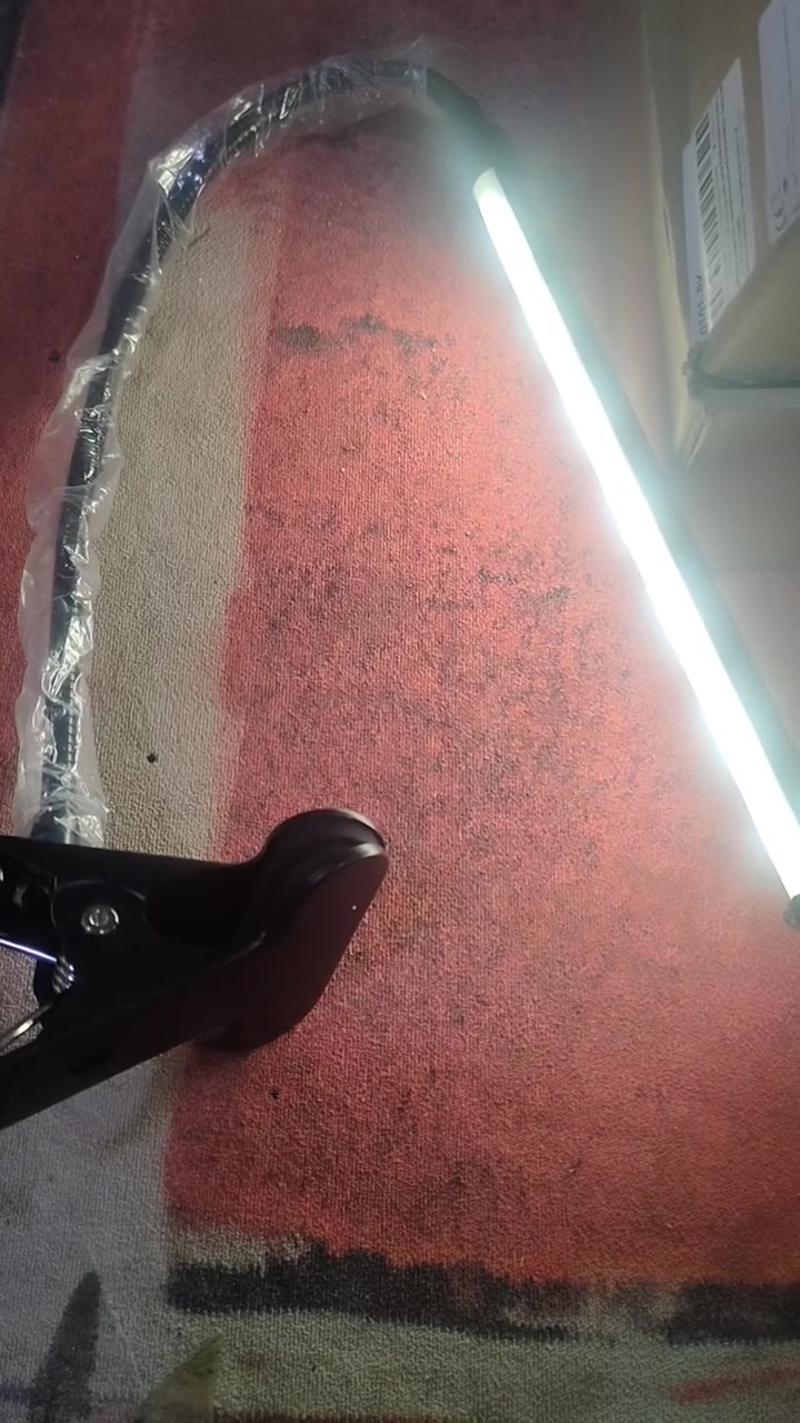 اغراض انارة
مصباح LED مزود بمشبك، ويستخدم عادةً لأغراض متعددة:نمو النباتات: يعمل كضوء لنمو النباتات الداخلية (Grow Light) لتوفير طيف ضوئي مناسب.القراءة والموسيقى: يمكن استخدامه كمصباح لقراءة النوتات الموسيقية أو كإضاءة للمكتب.التجميل: يستخدم أيضًا في تطبيقات التجميل مثل إضاءة الرموش.المميزات: يأتي عادةً مع رقبة مرنة وقاعدة بمشبك للتثبيت، ويعمل عبر منفذ USB.
السعر ١٠ الف


**إذا كنت صاحب هذا الإعلان وتريد حذفه لأي سبب، رجاءا أرسل رسالة إلى الدعم الفني**