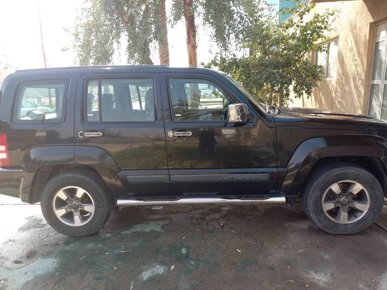 السلام عليكم جيب ليبرتي ٢٠٠٨ وارد كندي بيهه قطعتين صبغ بالعراق بنيد وصندرق وكصه القماره بيهه شويه صبغ  مكينه حاويه  بيهه لاستيك ولف سعرهه ٩٠ وبيهه مجال مال بيع للستفسار اكثر *********** مكانهه بغداد الزعقرانيه
