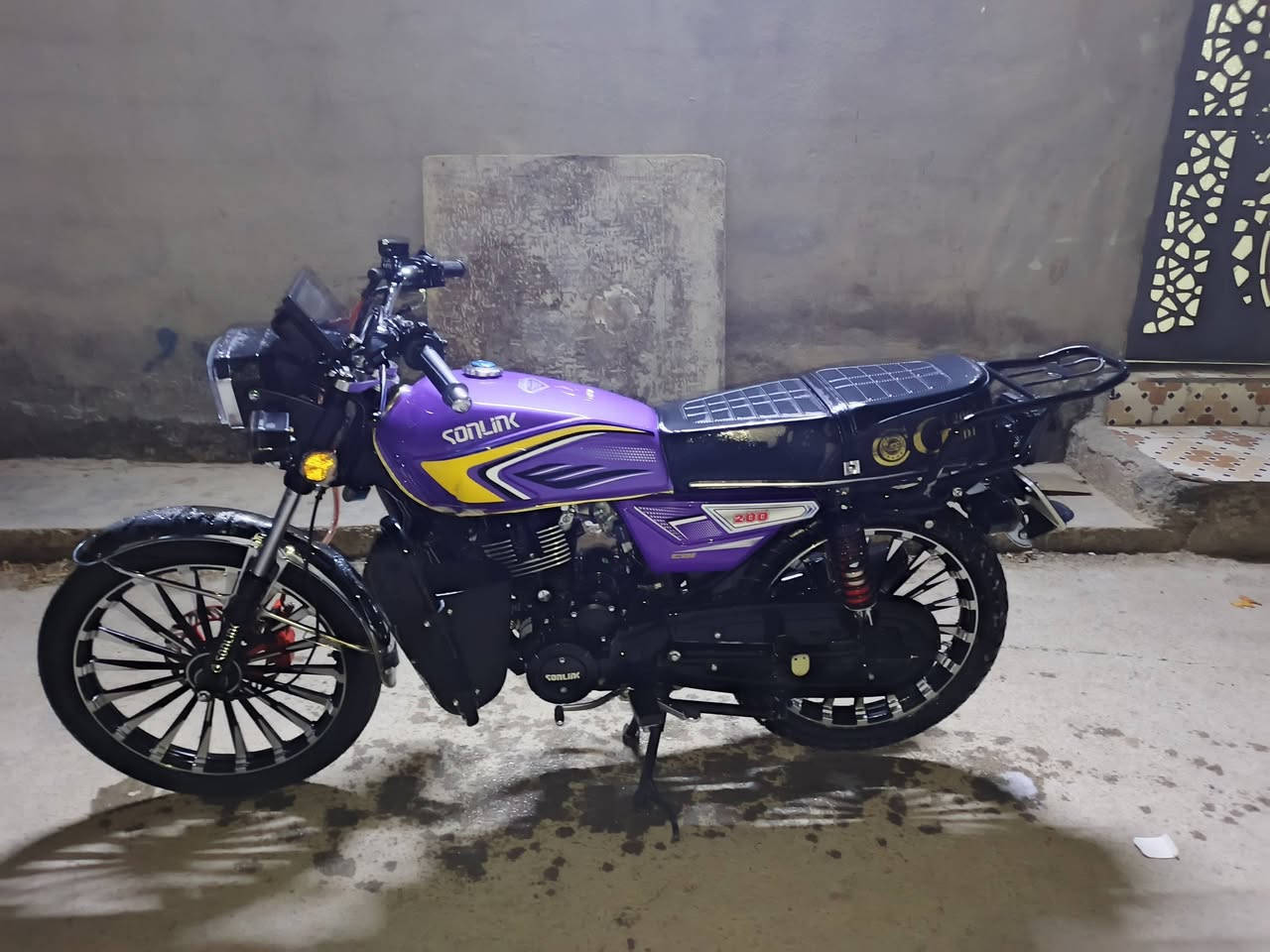 سلام عليكم دراجة سونك سيفان موديل 2025 دراجه مشتريه من المعرض رمبه وتاريخه بل منفيس وبل مكاتبه ساله 3اشهر من ماخذه دراجه بل جيس كلشي بيه جديد وما بيه اي خلل رمبه جيب فيتر وفحص من طول لطول سعر 900وبيه مجال /العنوان بغداد مدينة الصدر رقم الهاتف /***********/واتساب
