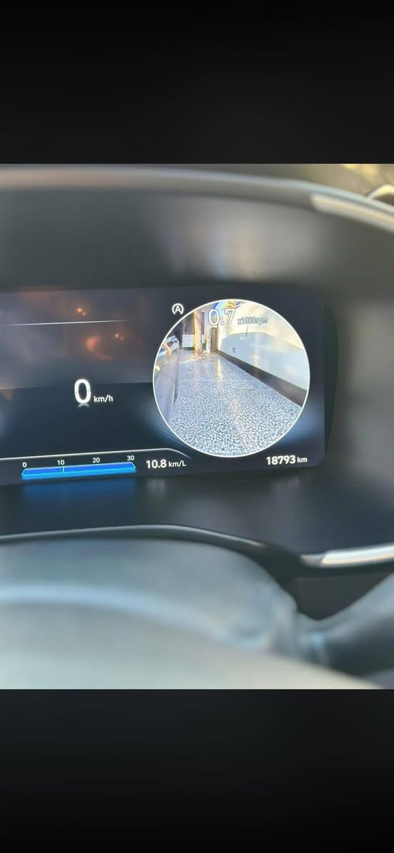 🌟 للبيع: وحش العائلة الفخم - هيونداي سانتافي (Hyundai Santa Fe) بمواصفات كاملة 🌟
​إذا كنت تبحث عن الأناقة، الراحة، والاعتمادية في سيارة واحدة.. هذه هي فرصتك!
​المواصفات الفنية:
​المحرك: 2.5 لتر (تنفس طبيعي) - أداء سلس، اقتصادي في استهلاك الوقود، وقوي على الطريق.
​نظام الدفع: HTRAC (دفع رباعي ذكي) لثبات استثنائي وأمان عالي في مختلف ظروف الطريق.
​ناقل الحركة: أوتوماتيك (8 سرعات) لتبديل سلس ومريح.
​مواصفات الراحة والفخامة:
​المقصورة الداخلية: كشنات (مقاعد) جلد فاخرة توفر راحة تامة في المسافات الطويلة.
​السقف: بانوراما بالكامل يمنح السيارة إضاءة طبيعية وشعوراً بالرحابة والفخامة.
​التحكم: ستيرن (مقود) متعدد الوظائف (تحكم فول) يضع كل إعدادات السيارة بين يديك.
​التكنولوجيا والأمان:
​نظام الرؤية المحيطية: 4 كاميرات (360 درجة) لرؤية كاملة تحميك وتسهل عليك الركن في أصعب الأماكن.
​الشاشة والترفيه: نظام ترفيهي متطور يدعم Apple CarPlay و Android Auto.
​أنظمة الأمان: حزمة متكاملة من حساسات وأنظمة مساعدة السائق لضمان سلامة عائلتك.
​معلومات إضافية:
​الموديل: [2023]
​المسافة المقطوعة: [18 KM]
​اللون الخارجي: [اسود]
​حالة السيارة: [جاملغ وربع باب السايق صبغ]
​السعر المطلوب: [210وبيهة مجال]
الموقع: [بغداد الكاظميه جكوك]
رقم التواصل: [*********** موجود واتساب]
​سيارة نظيفة، استخدام عائلي، وجاهزة للاستخدام بدون أي مصروف. الفحص في أي مكان يعجبك.

