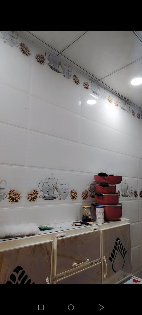 بيت بشارع المطار القديم قرب مجمع ابو عبد الله السكني موقع مميز جواريين ورده البيت مرزوق يحتوي على غرفه وصاله واستقبال وتخاريج مساحه البيت 135تجعيب وعكاده السعر 30 سيراميك كاشي سقوف ثانويه *********** للاستفسار
