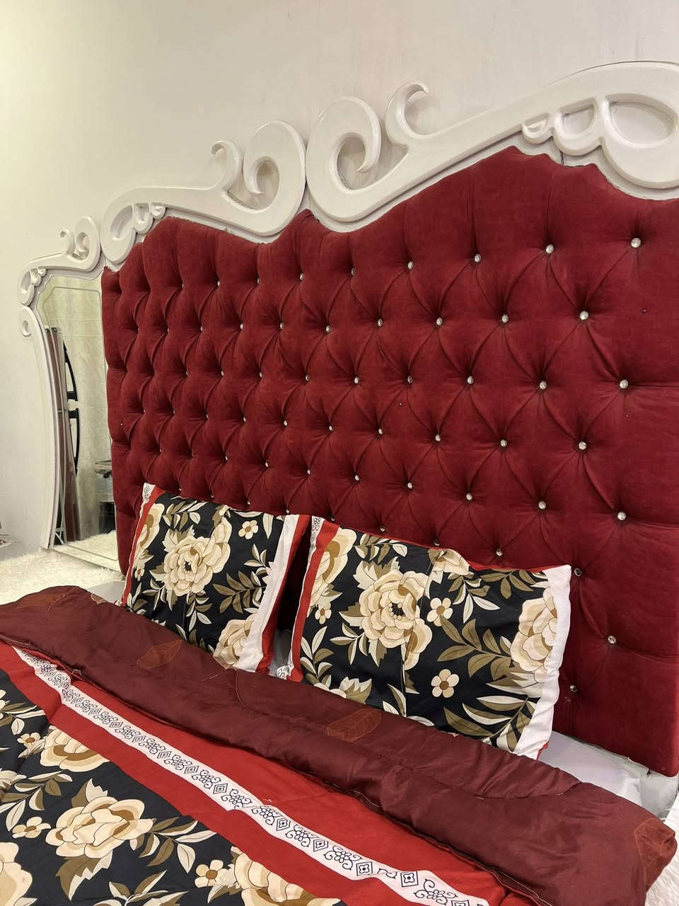 غرفه نوم تركي للبيع  نظافتها واضحه بالصور فقط ميز الجرارات يرادله سجج جديده الباقي كله نظيف و الجربايه مو حدايد مبدلتهن بصوميه عراقيه ثكيله توصاه وبيها مرايه قياقه بس مفصختها و ضامتها ف مصورتها لان مكان ماكو للمرايه وشلناها والتصوير بدون اي فلاتر سعرها 500 قفل مكاني بغداد


**إذا كنت صاحب هذا الإعلان وتريد حذفه لأي سبب، رجاءا أرسل رسالة إلى الدعم الفني**