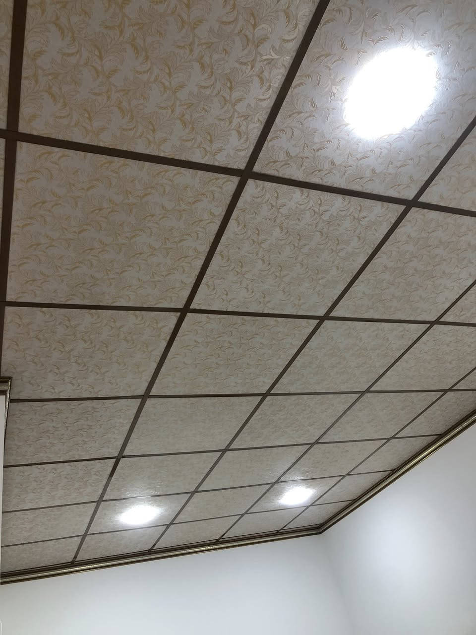 السلام عليكم سقوف ثانوي للبيع 21 متر حيل نظاف البيع بسبب عمل جبس بورد *********** موقع حي الفلاح
