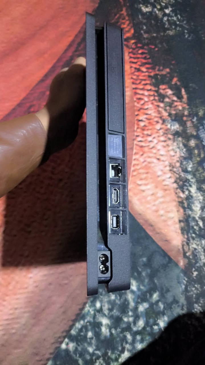 سلام عليكم من رخصت الدمن متاح بلي فور سلم مهكر قرص  نضام 12.2 ذاكره500 كامل  لك ستيكر مداخل تصليح نهائين ملحقات معة 4جوستكات بس وحده يرادلهة تصليح وتجاريه ولباقيات شغالات ومعا هارد 500 كيكا وستاند ومراوح وحامله اقراص ومعا قرصين كريتوس و جي تي اي فايف وبي8  العاب داخل الجهاز بيس 21 وسيارات وذلاستا وكراش نسختين  وسكليرو وحرب بلاك وبي بعد مساحه تنزيل  مكاني بابل الحصوه حي انتصار  متواجد ماسنجر ورقم *********** ماعندي وتساب
