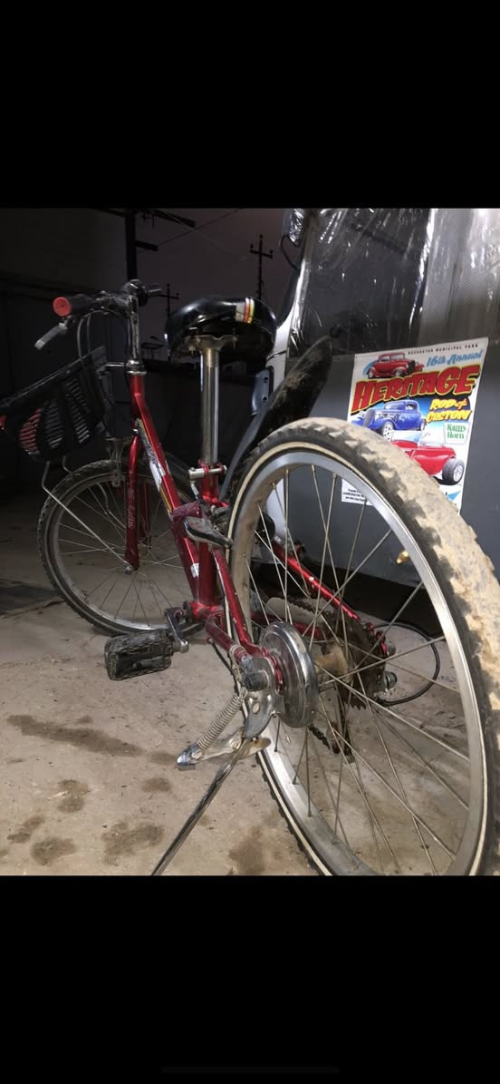 بايسكل جبلي حجم 26 بالة 

السعر : 75 الف 

واتساب : ***********
