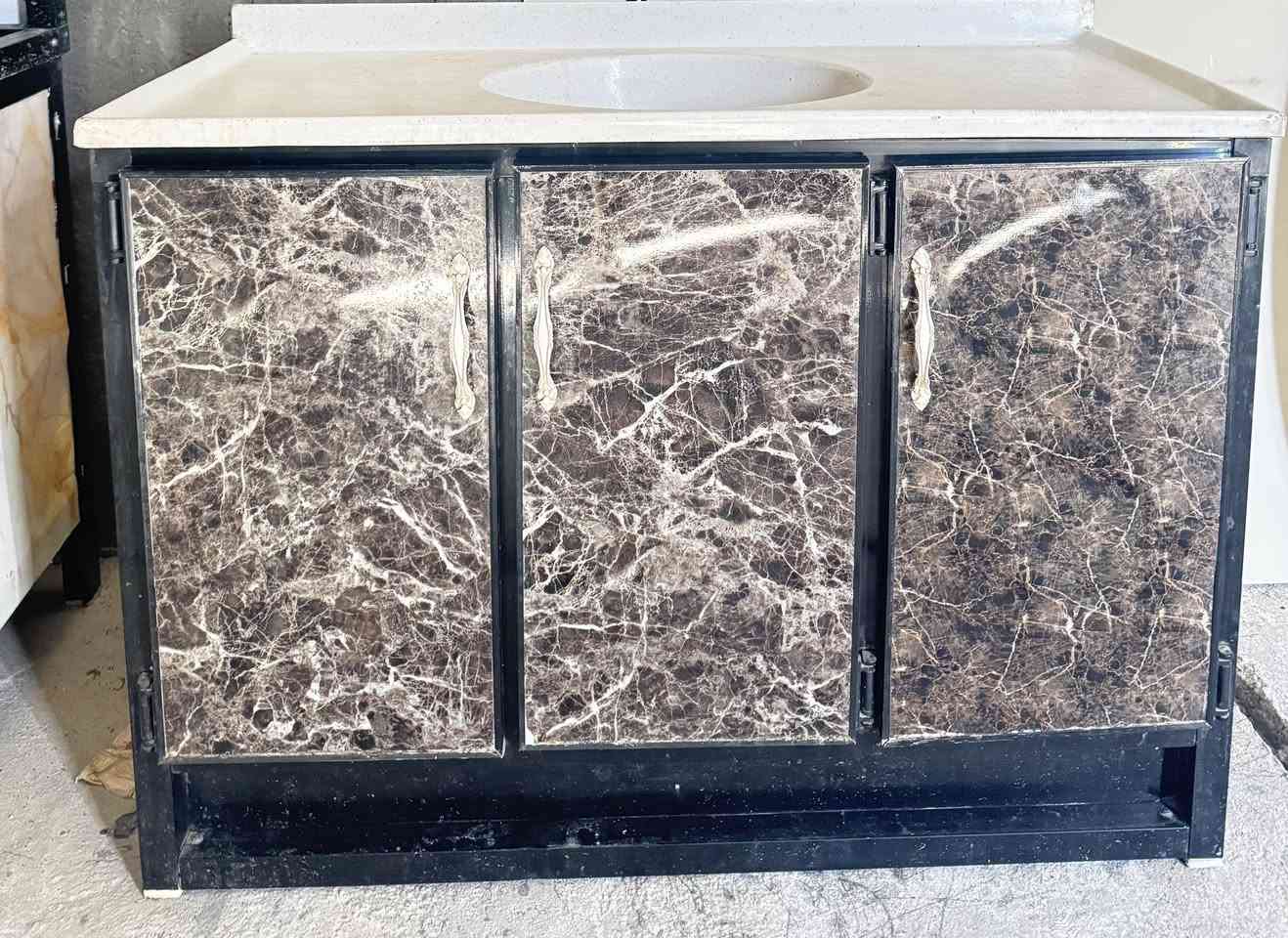 كاونتر للبيع 
القياس متره ونص الكاونتر والملحق والسنك  متر وعشرين السعر 175
مكان العباسية 
***********
