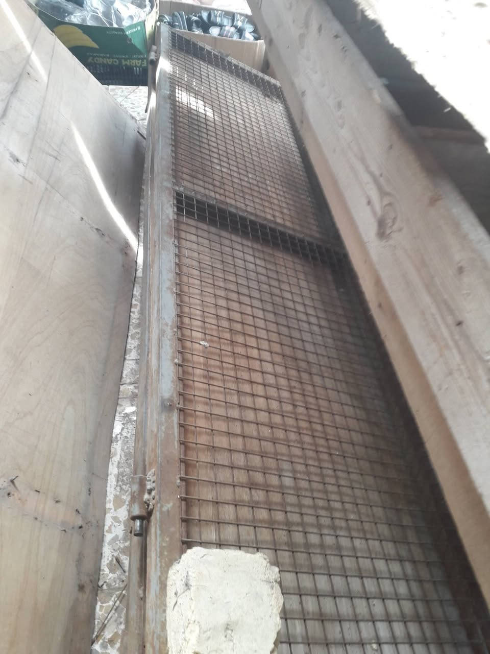 رفوف عدد ٥ 👉
وباب بيارسي دفتري تريدة واجهية تريدة باب مال محل 
المكان ميسان  ***********
