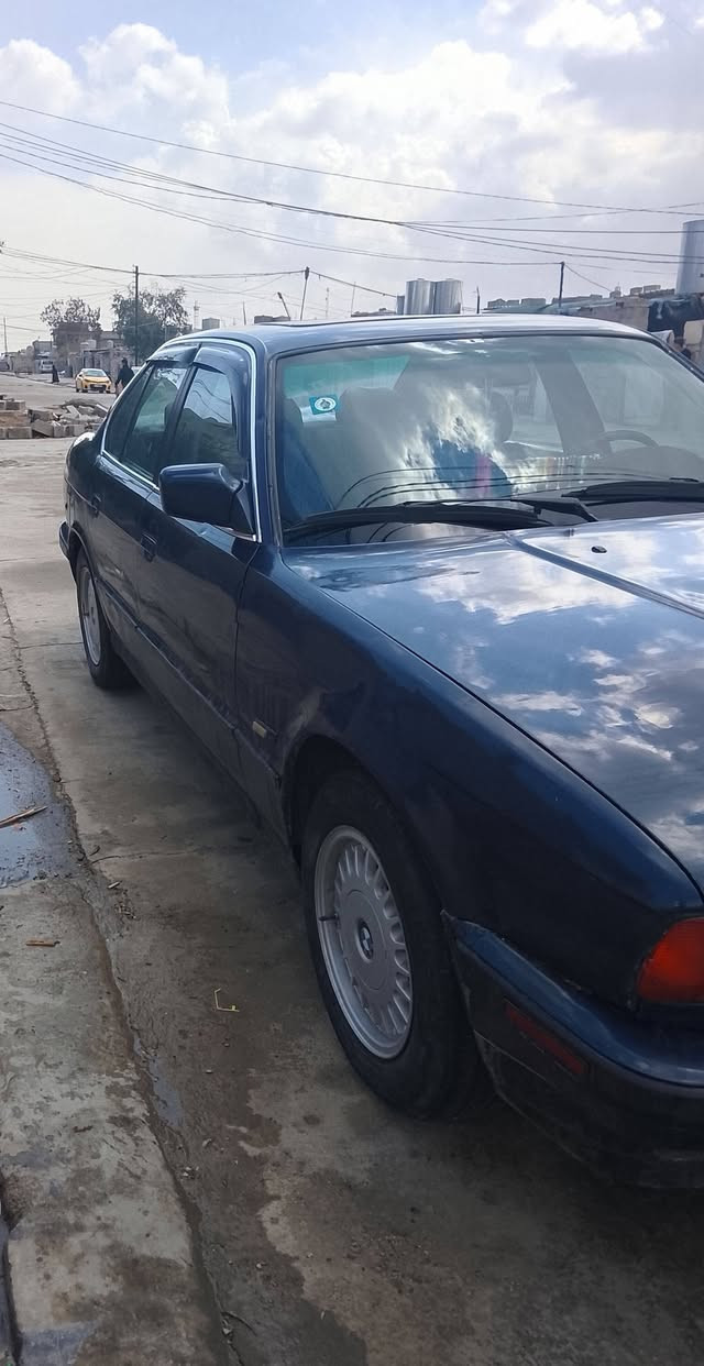 السلام عليكم سياره بي ام للبيع موديل 92 باسمي دفتر بنزين ثانويه 30 مكان كركوك واحد حزيران للاستفسار على هذا الرقم*********** السعر 45 وبها مجال
