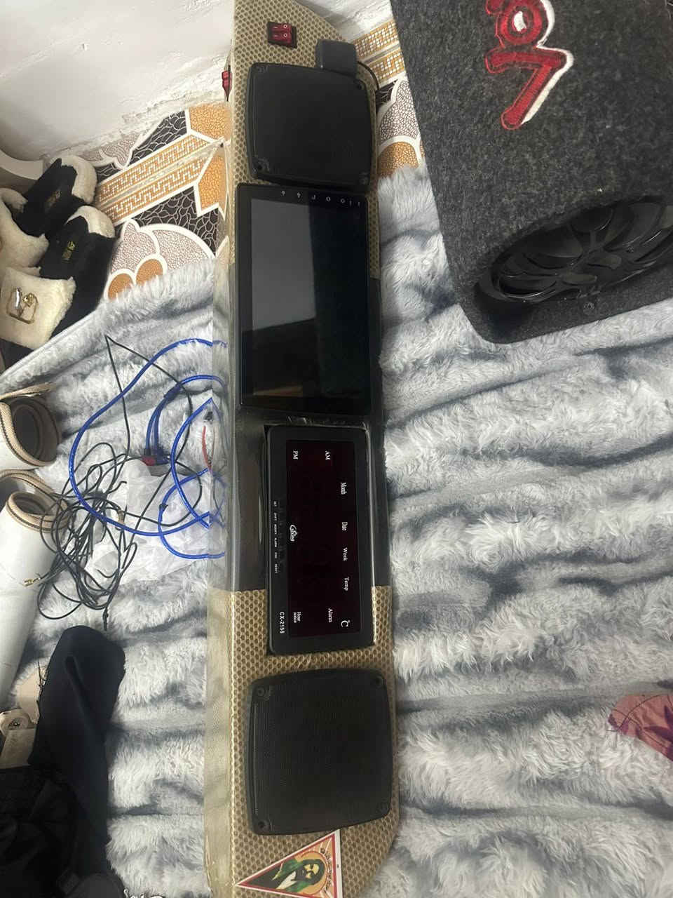 سلام عليكم دمام وشاشه ويه الخشبه الله شاهد استعمال اسبوع بس اثنينهن 100الف وبيهن مجال بسيط مكاني الشعب شارع الصحه رقم هاتف ***********
