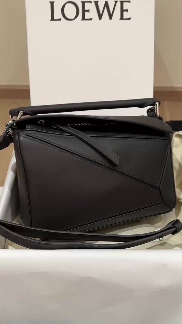 🔥 العيد هذا… خليه ستايل غير مستوى!
شنط LOEWE
فايب عصري × تصميم يخطف العين × فخامة بهدوء 😎
قطعة وحدة كفيلة تقلب اللوك 180°
سواء لبستي بسيط أو رسمي… الشنطة تتكلم عنك ✨
💰 السعر؟ ٤٠ ألف وبس
🎁 هدية عيد قوية… إلك أو للي يستاهل
جاهزة ترفع مستوى إطلالتك؟ 😉


**إذا كنت صاحب هذا الإعلان وتريد حذفه لأي سبب، رجاءا أرسل رسالة إلى الدعم الفني**