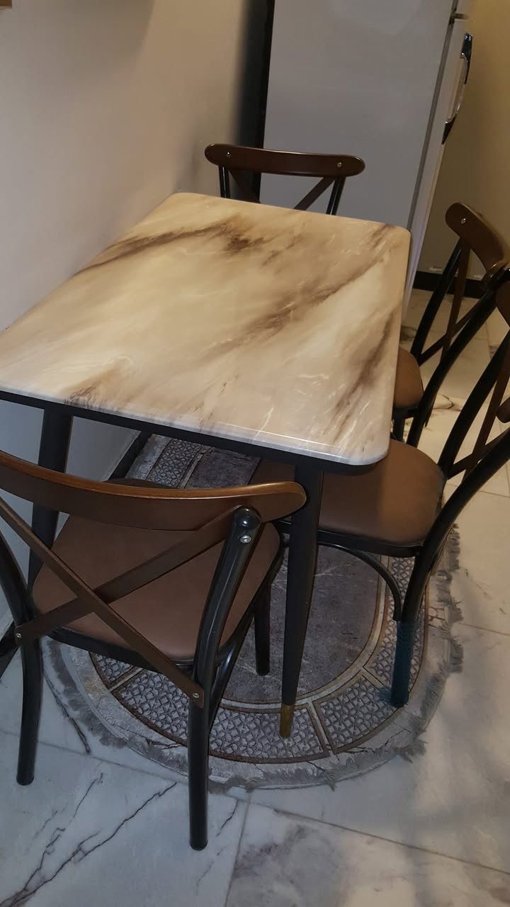 ميز طعام للبيع نظيف جدا استعمال شهر السطح الميز مرمر


**إذا كنت صاحب هذا الإعلان وتريد حذفه لأي سبب، رجاءا أرسل رسالة إلى الدعم الفني**