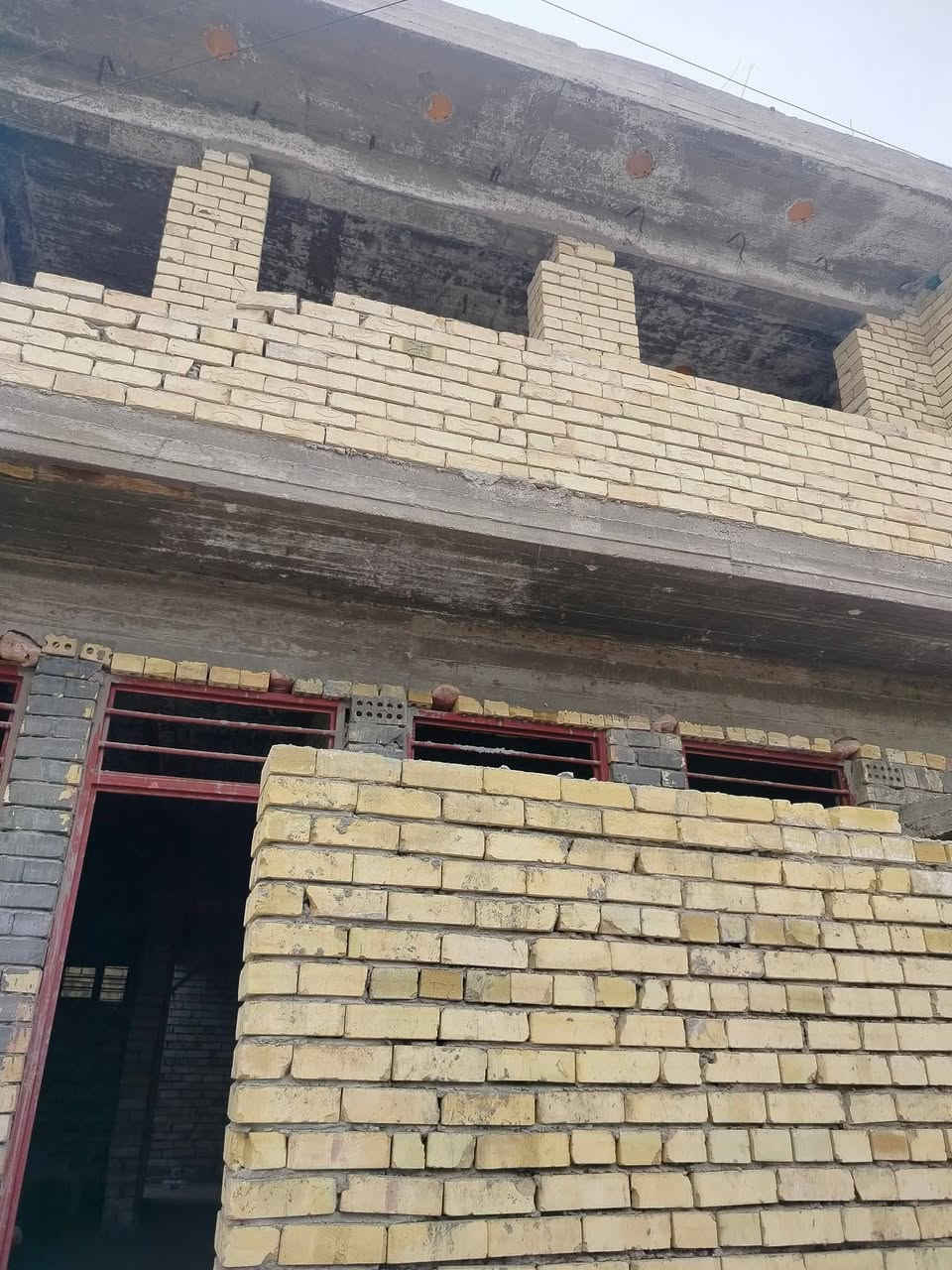 هيكل بشارع خوله 72 متر واجهه 6 ونص نزال 11 مدخلين بناء كلش حلو مقابيله فرع بي 3 غرف نوم و3 حمامات ومطبخ             واستقبال رفت 50 cm مسحوب مي ومجاري السعر عالخاص *********** للبيع
