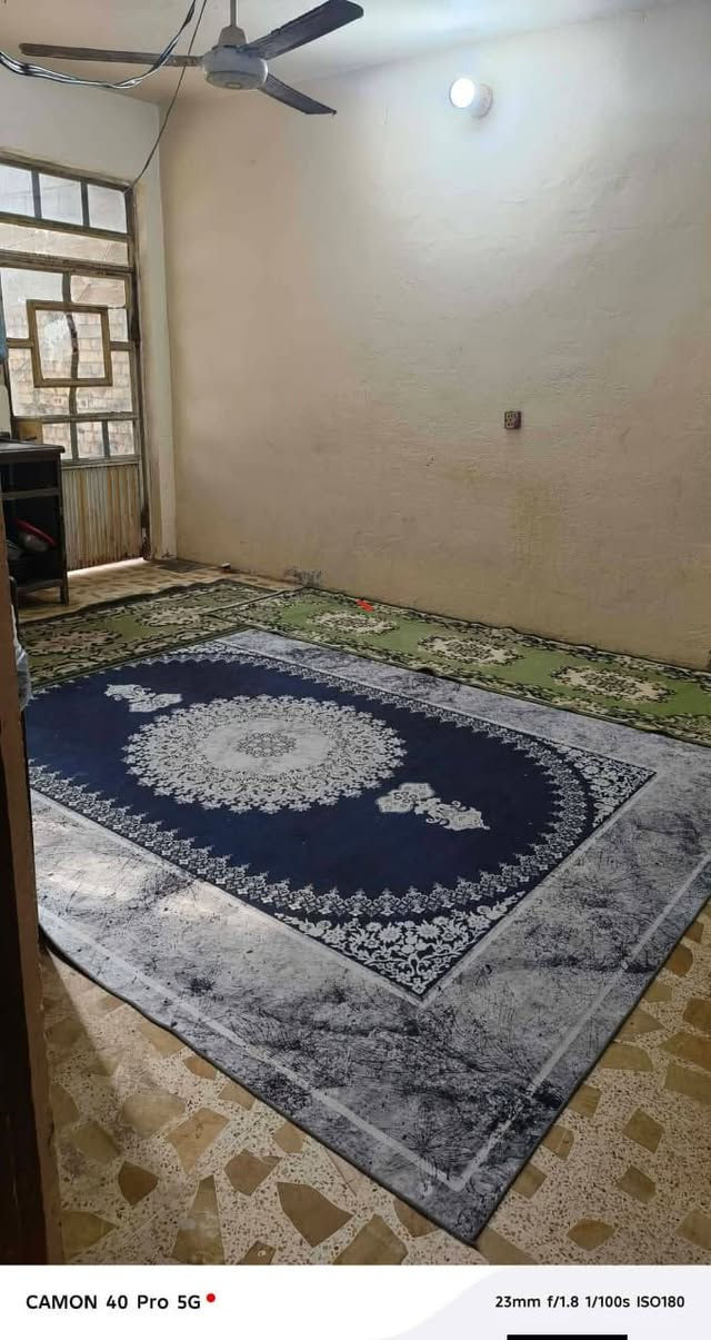 السلام عليكم بيت للبيع مساحة ٢٤٠ م طابقين الثاني بدون سقف يحتوي علي استقبال وهول ومطبخ وغرفتين نوم والطابق الثاني نفس الاول كاطون الرحمه منطقة ٤٠٠٠ قريب على مدرسة الاوزعي شارع ١٠ م نافذ علماً البيت مطلوب عقاري ٣٠ مليون وسعره مناسب جداً ***********
