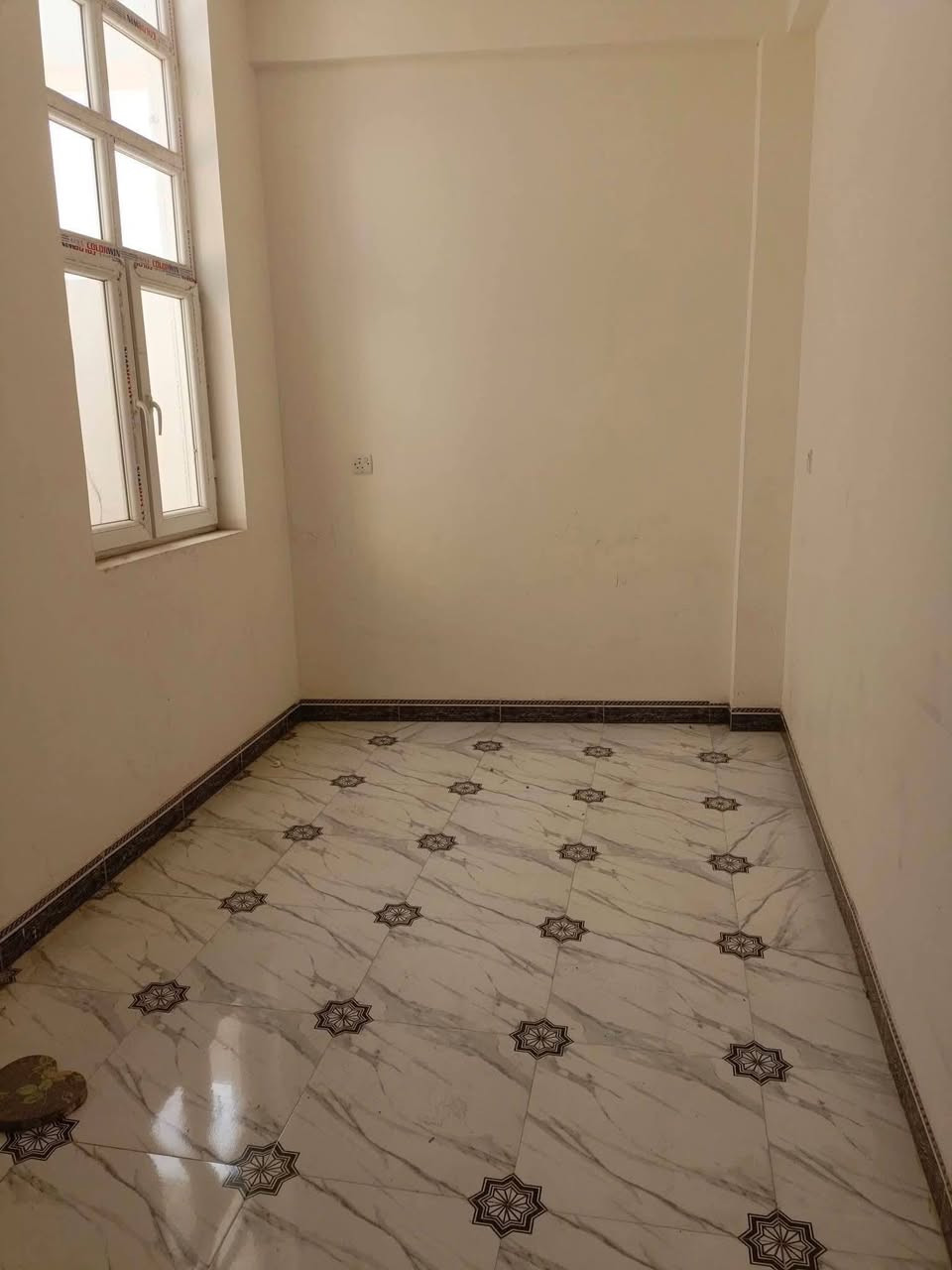 شقة للإيجار عوائل فقط في الرمادي شارع 40 وجهة مباشرتاً على شارع العام .
الشقة طابق ثالث ، نظام مصعد كهربائي و درج .
المصعد شغال وطنية فقط.

الشقة تتكون من غرف نوم عدد 2 وصالة ومطبخ و مجموعة صحيات.

كافة الخدمات متوفره من ماء وكهرباء وطنية و مولد.

المطبخ يحتوي على كاونتر و سنك.

#سعر الايجار 250الف قفل
استفسار والاتصال هذا رقم ***********
