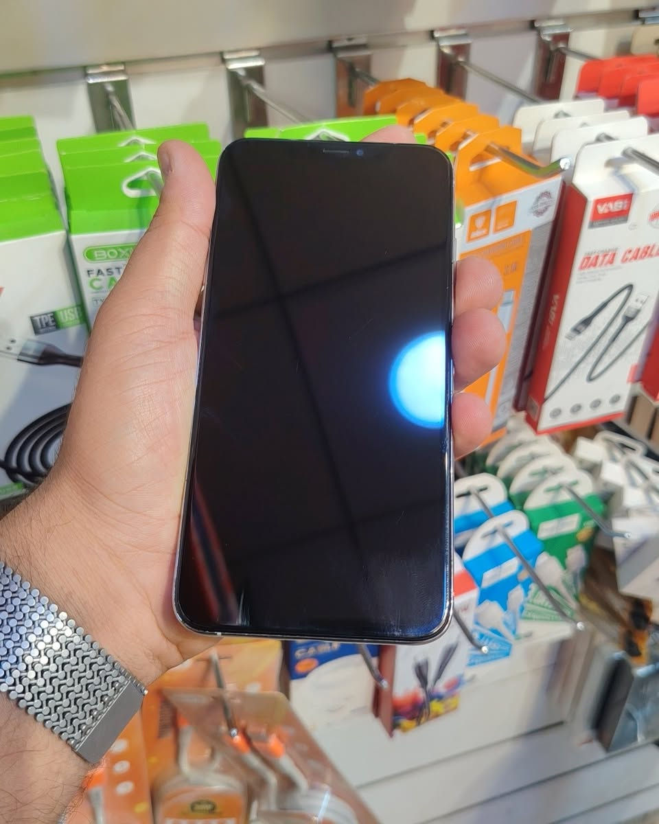 ايفون اكس ماكس 
ذاكره 100%
نضيف كلش 
بطاريه 100 مبدله جديد دراكون ضمان 20 شهر
كلشي شغال فيس ايدي شاشه اصليه فوول بالشحن  
ذاكره 64 
السعر 185 الف و مجال قليل 
-----------------------
العنوان : نجق حي الحسين مقابل مجمع الابرار
***********
