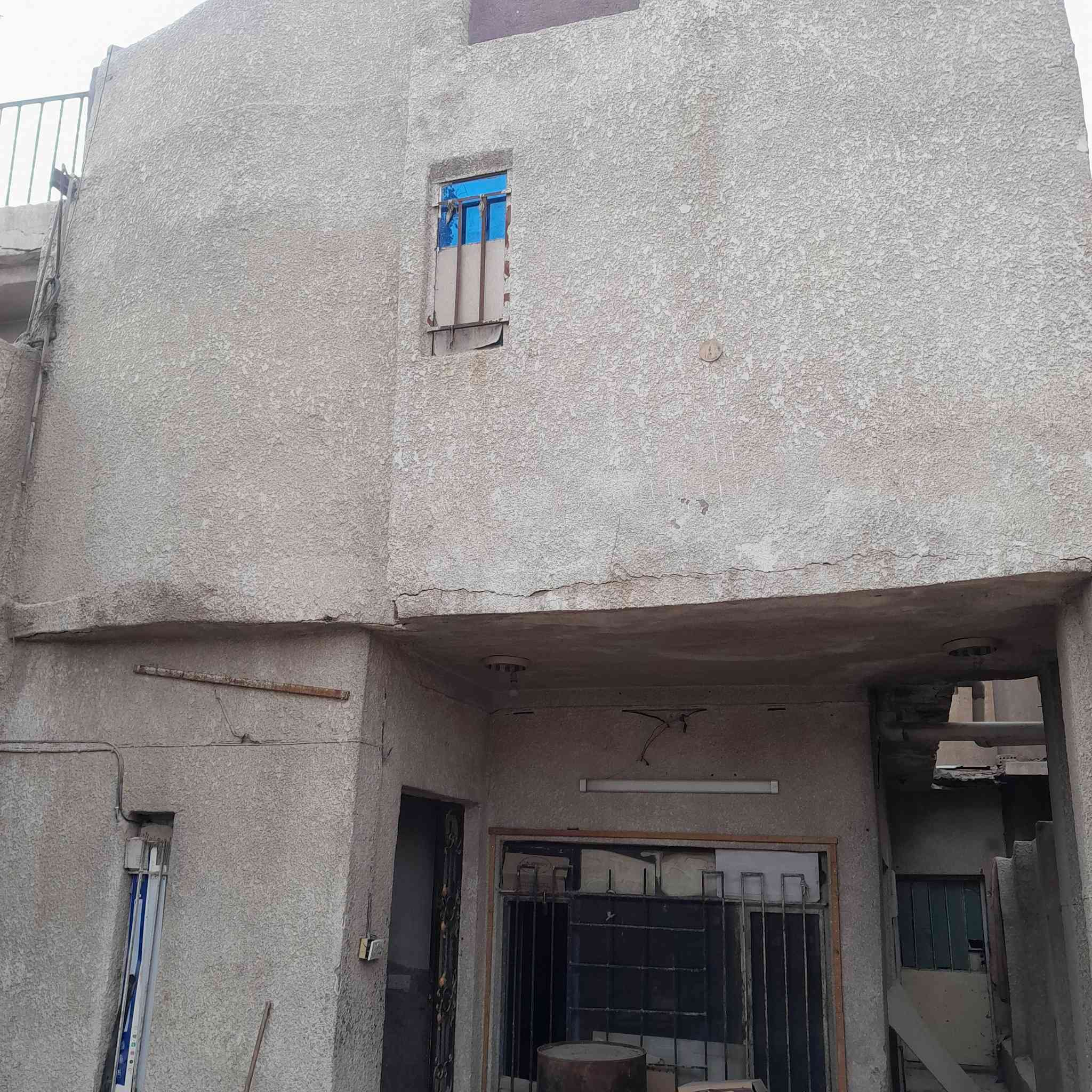 سلام عليكم بيت للبيع مساحته 200 مترطابو صرف طابقين مسلح مكان الشهداء العبيدي الثانيه بشارع مدرسه صفيه للبنات البيت فارغ البيت تفليش اوترميم السعر210وبي مجال رقم موبايل ***********
