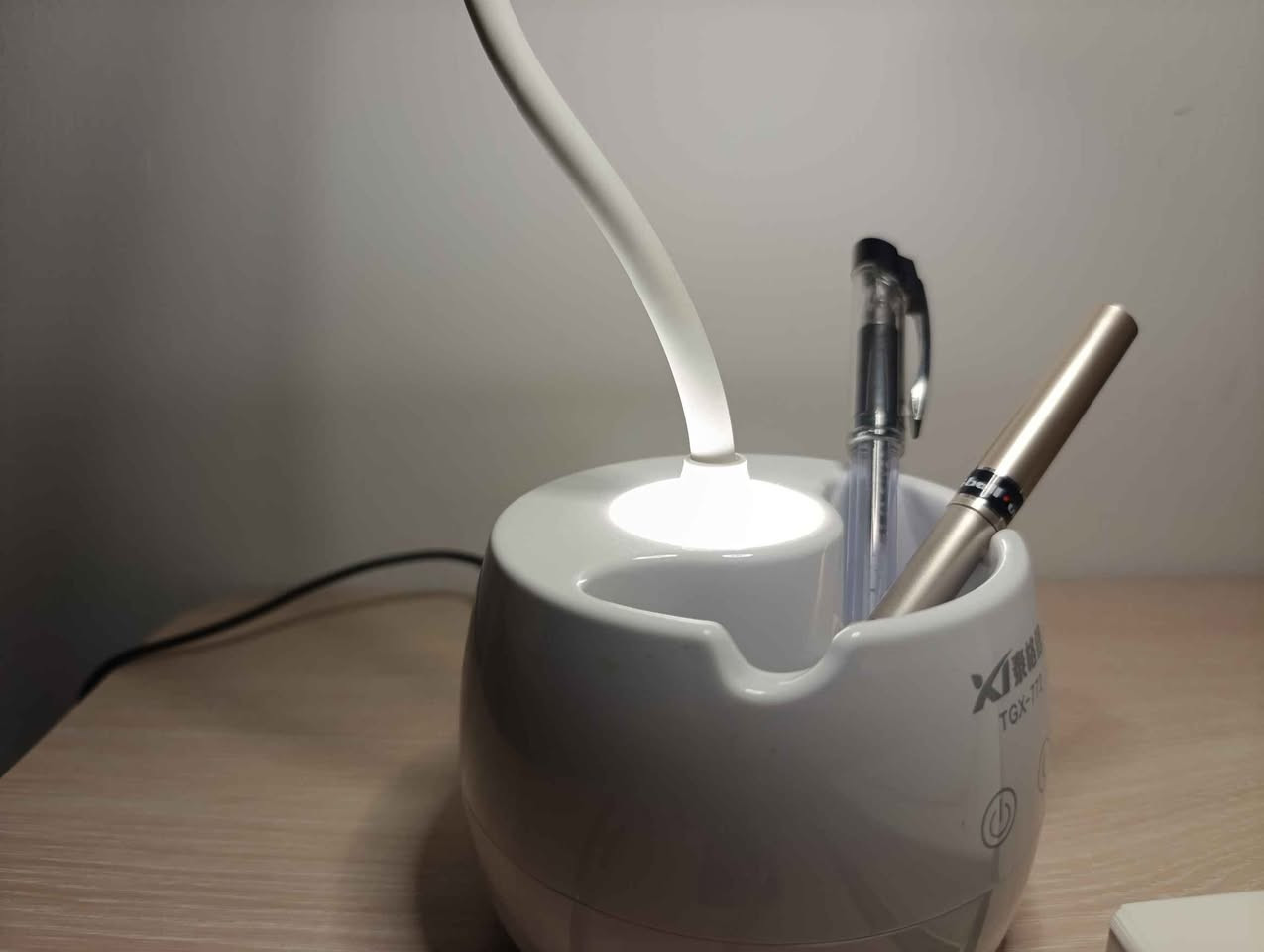 ✴️🔆 داشکان بۆ لایتی سەرمێز 🔆✴️

✨ تایبەتمەندیەکانی

💠20  گڵۆپی LED تێدایە.
💠پاتریەکی لیثیۆمی 1200mAhی تێدایە.
💠 بە لەمس کاردەکات.
💠بە سێ رووناکی جیاواز کاردەکات
💠 گڵۆپی نایت مۆدی هەیە.
💠دروستکراوە لە ABS , PVC تۆکمە و بەهێزە.
💠پاتریەکەی تا 6 کاتژمێر بەرگە دەگرێ.
💠بەرزیەکەی 42cm تیرەی ژێرەکەی 10cm.
💠لایتی سەرمێزە، قوتوی قوڵەم و ستاندی مۆبایلە لە هەمان کاتدا.

💵 نرخی بە گەیاندنەوە 17,000 دینارە 

💬 بۆ داوا کردن نامە بنێرن
☎️یان پەیوەندی بکەن بە:

                                             *********** أربيل, العراق
