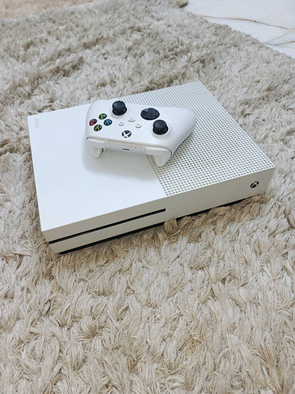 جهاز اكس بوكس وان اس 
نضافة ٩٩
ذاكرة وان تيرة
مفتوح بس تنظيف 
جويستك مال سيرس اس
وبي ستة العب قوية منزلة بي
١٥٠ وبي مجال
تواصل ***********