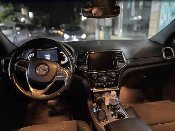 جيب گراند شيروكي بلاك توب لون اسمنتي المرغوب موديل 2021 

المواصفات

 رادار خلفي وتوقف ذاتي حساس خلفي كامرة دوار 

رادار جانبي 

شاشة تاب الجبيرة 

كشنات تدفئه 

استيرن تدفئه 

كشنات جلد وشامو 

نضام اتو استوب 

انضمة قيادة سبورت نورمل ايكو 

تشغيل عن بعد 

مري الجانبية تعتيم ذاتي ونقط عمياء وهيتر بالمري  

محرك 3600 V6 تو ويل  ماشية 72 ميل وقابل للزيادة 

الضرر 3 قطع الكدام بخ فقط بدون دواخل وهذا تقرير الكارفاكس  السعر 275 ومجال

عنوان دهوك / *********** /*********** 

ملاحضة يرهم مراوس دورنكو او رام V8 موديل 21 وفوق
