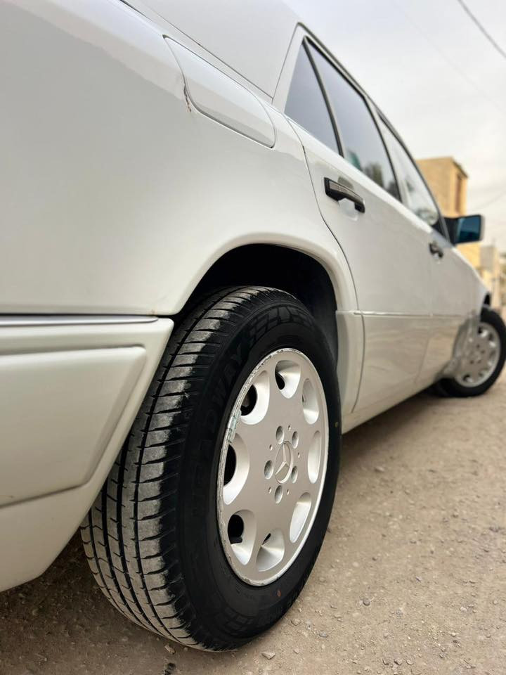 السلام عليكم 
مرسيدس دب موديل 1991 بلادي بدون صبغ على وضع الشركة قطعة وحدة صبغ جاملغ امامي ايمن 
مواصفات السيارة 
محرك 300 قبق اسود
غرفة مخمل جديدة كراسي كهرباء 
تبريد ثلج 
تجاوي قلاب 
تدفئة جامة الخلفية 
مثبت سرعة 
ABS شغال 
السيارة جاهزة بدون اي نقص  
السعر 92$ 
مكاني البصرة / قضاء المدينة 
رقم التليفون ***********
غير متواجد على الفيس
