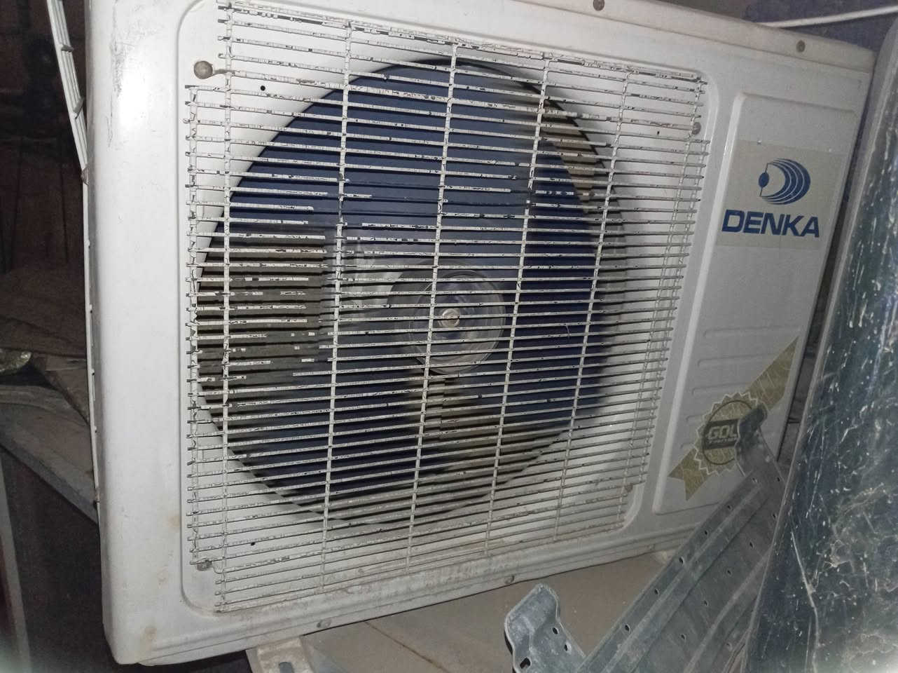 للبيع مكيف الجي 2 طن تبريد ثلج  ب 250
سبلت دنكا حجم 1 طن ثلج ب 100

عنوان بغداد سيديه ***********
