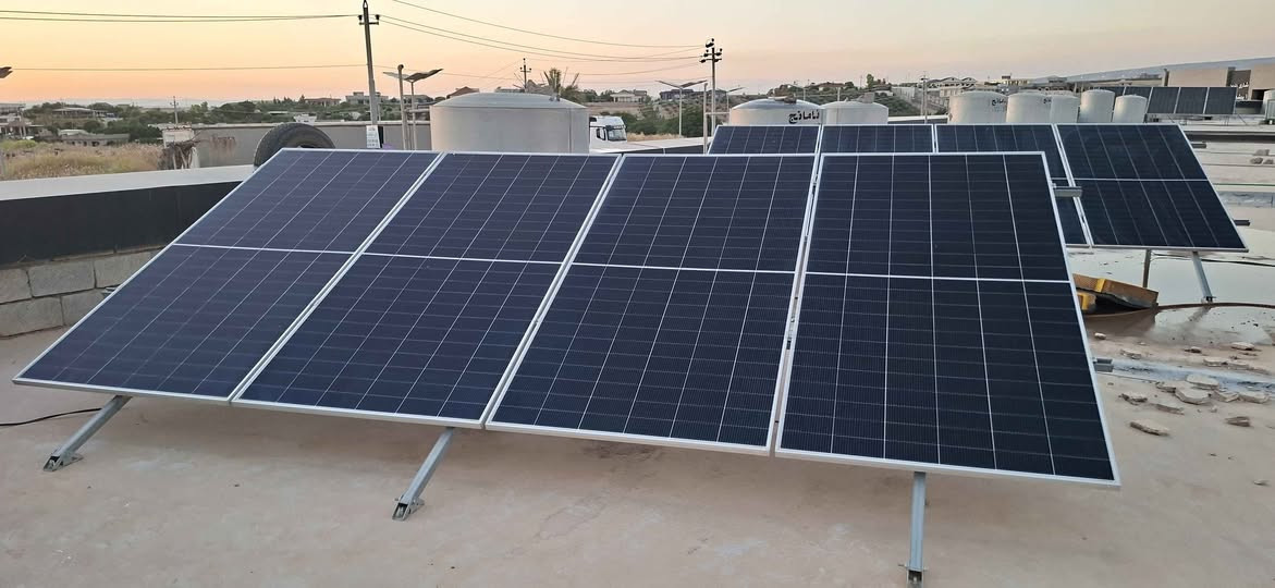 سیستەمێکی سۆلاری زۆر باش و کەم بەکارهاتوو بۆ فرۆشتن. نموونەییە بۆ ماڵان، بەتەواوی بێ کێشەیە و ئامادەیە بۆ کارکردن.
​توانای پێدانی کارەبا:
⚡ بە ڕۆژ: 8 ئەمپێر کارەبات پێ دەدات.
🌙 بە شەو: 2 ئەمپێر کارەبات پێ دەدات.
​تایبەتمەندی و پارچەکانی سیستەمەکە:
​پانێڵ: 4 دانە پانێڵی قەبارە گەورەی مارکەی جیهانی (LONGi) کە هەر یەکەیان 580 واتە.
​ئینڤێرتەر: ئینڤێرتەری زیرەکی (Smart Inverter)ی قەبارە 3.6 کیلۆوات.
​پاتری: 2 دانە پاتریی 200 ئەمپێری زۆر باش.
​بۆرد: بۆردێکی سمارت بۆ پاراستن و دابەشکردنی کارەباکە بە سەلامەتی.

سیستەمەکە قابیلی گەورەکردنە؛ واتە لە داهاتوودا بە ئارەزووی خۆت دەتوانیت پاتری و پانێڵی زیاتری بۆ ئیزافە بکەیت بەبێ ئەوەی پێویست بکات ئینڤێرتەرەکە بگۆڕیت.

ناونیشان: هەولێر
ژمارەی مۆبایل: ***********
نرخی 960$ أربيل, العراق
