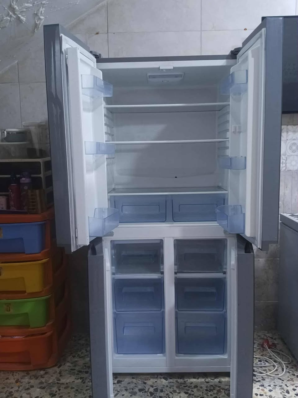 ثلاجة وبلازمة للبيع زعفرانية شارع الزهور قرب بانزين خانة ثلاجة استعمال قليل نضيفة  450  للااتصال *********** وات ساب موجود
