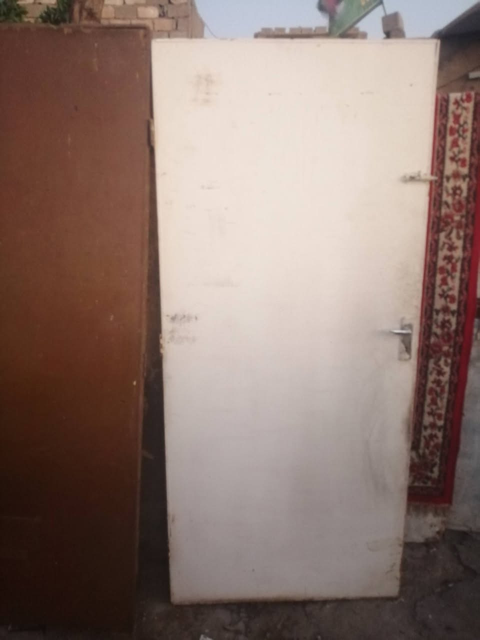 السلام عليكم
2 ابواب خشب نضيفات و مابيهن اي كسر

للاتصال ***********

