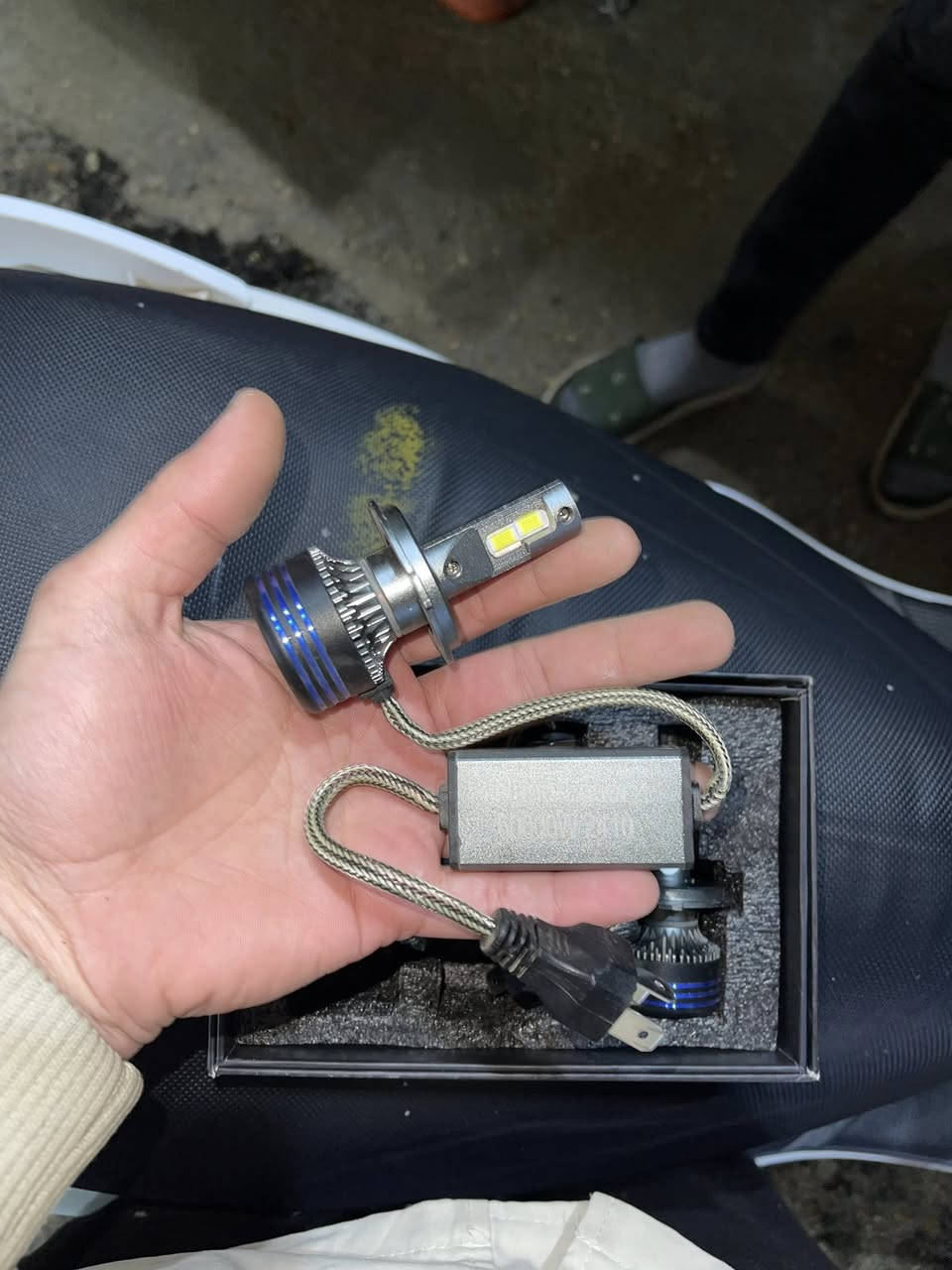 للبيع لايت زنون ابو المروحة مستخدم ٣ايام
يرهم دراجة سيارة تكتك 
عالي ناصي
سعرة ٢٥ 
***********
