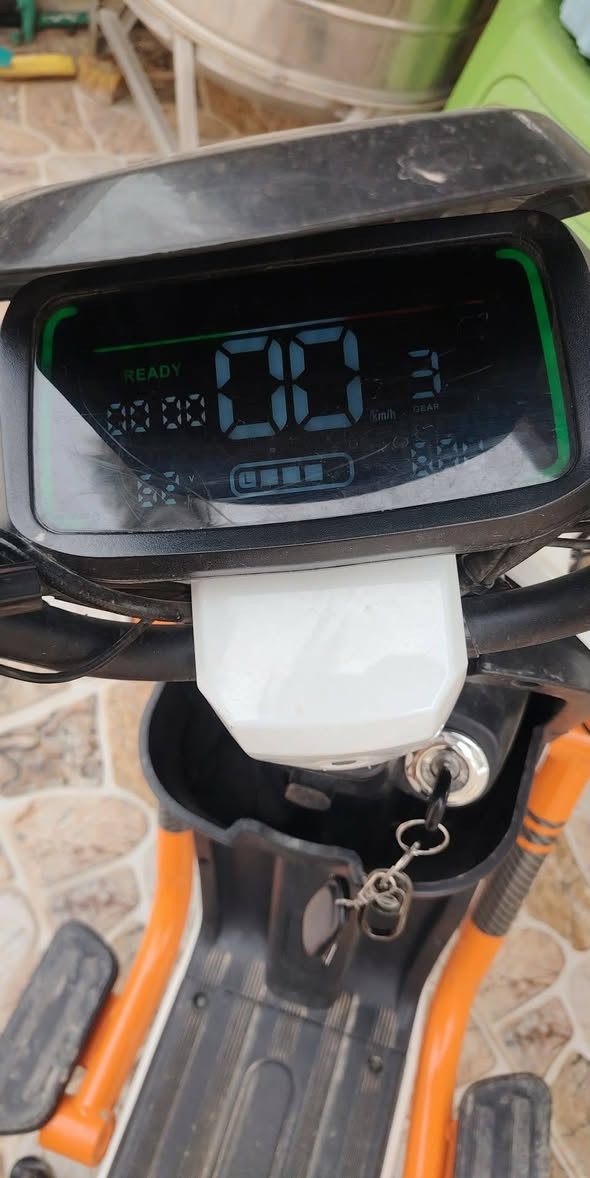 دراجة شحن للبيع موصفاتهه
تثبيت سرعه
4 سرعات 
بطاريات دبل شديتهن على حسابي من هذن الاصليات الشحنه الوحده تكفيك 4 ايام
بلوتوث داخلي  
بيهه بس الجاملغ الامامي مكسور يتبدل واليده وهايهيه
سويج نسختين موجوده 
مكاني ديالى كنعان 
السعر 600 وبيهه مجال 
***********
***********
