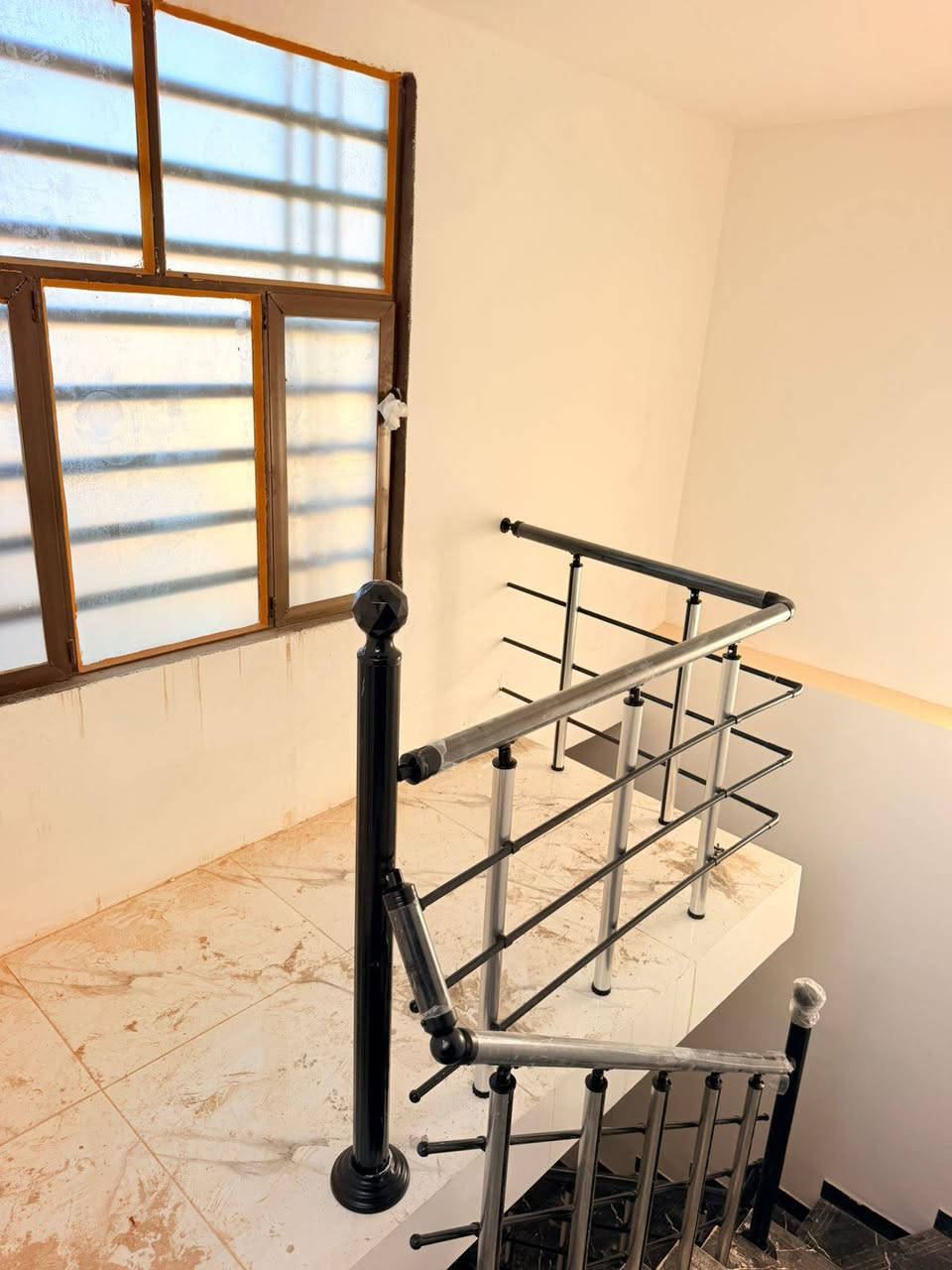 🏠 دار للبيع – النجف / حي ميسان (شارع الزوار قرب شارع 60)
📐 المساحة: 100م
💰 السعر: 40 مليون (قابل للتفاوض)
🏗️ البناء: طابوق جمهوري
🏠 السقف والأساس: صب كونكريت
🔹 التفاصيل:
🛏️ غرفة نوم
🛋️ صالة
🍽️ مطبخ
🪑 استقبال
🚿 صحيات
🔹 الخدمات:
💧 ماء
⚡ كهرباء
🚗 شارع 12 متر
🏫 مدارس قريبة
🌐 إنترنت ضوئي
🔌 خط مولدة
📜 الطابو: زراعي (إقرار محكمة)
📞 ***********
