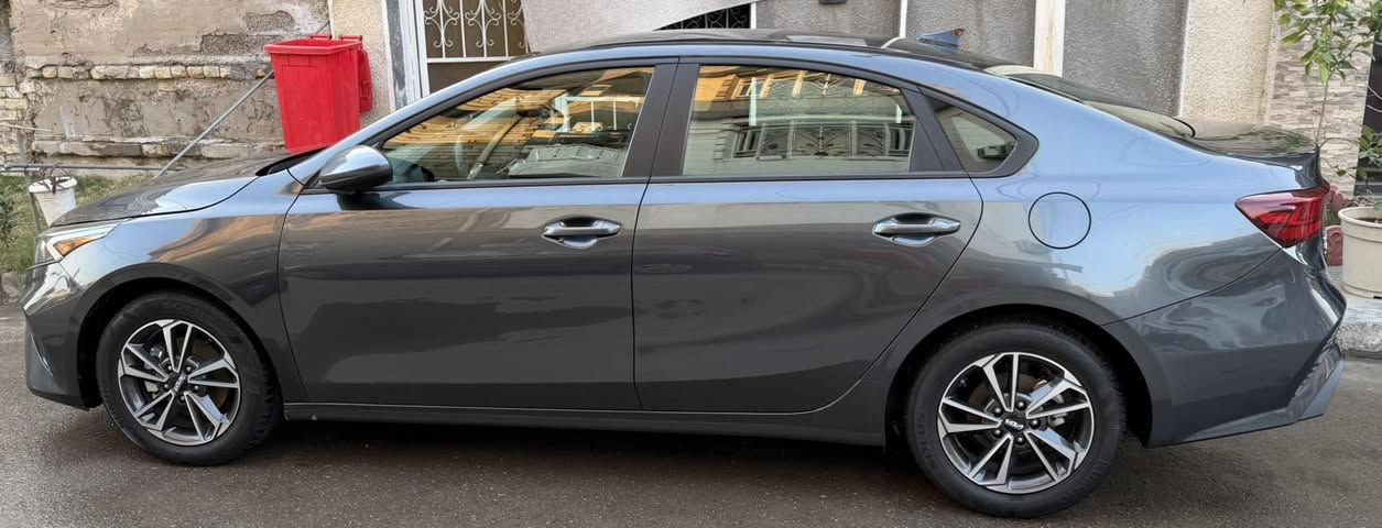 للبيع كيا فورتي 2024 سيارة جديدة بدون نقص بيها فقط جاملغ جهة السايق صبغ فقططط سياره زلغ مابيها ترقيم جديد على ايدي  اربيل انكليزي باسمي هزة جديده ورقم جديد ماشية 20 توجد بيها سبير وعده جديده ودوشمه جديده مكانها الاعظمية للاستفسار الاتصال ***********
ملاحضه : السياره للبيع فقط بدون مراوس
