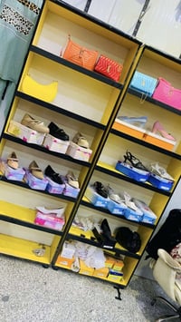 اغراض محل رفوف فانتريات استاندات تعاليك +احذيه أطفال ونسائية للبيع سعر...