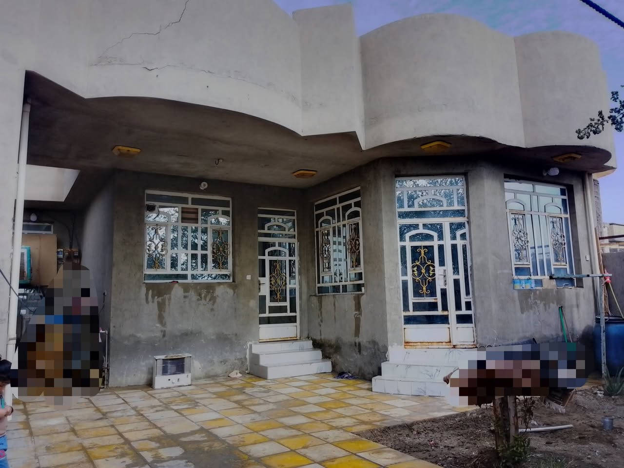 دار للبيع مكان قرب جسر بته مقابل بابلون يبعد عن الكونيش الجديد 100متر.     المساحه 200 طابو زراعي سند 25 بناء طابوق يحتوي البيت على 2غرف صاله هول مطبخ صحيات داخليه وخارجيه رقم صاحب الدار ***********
