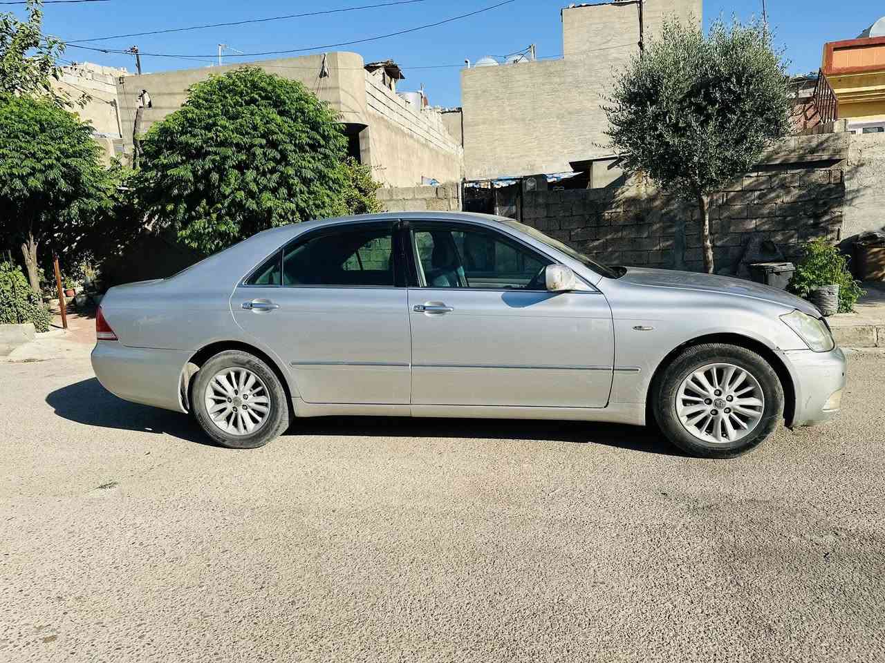 شاهینە ڕۆیاڵ مووس مووس ٢٠٠٥ بێ دووکوڵ مەکینە گەورەی گێڕ گەورە مواسەفات ٢ دووگمە   چوار تایە ی باشی لە ژێرایا سەیارەکە بێ بۆیاخە قەترە بۆیاخی نییە تەنها جێ مووسەکانی نەبێ کۆدیش کراوە  هیچ کێشەیەکی نییە بێ تەقەو ڕەقە لە دەعامی دواوە تاکوو پێشەوە بەشەرت  سەیارەکە ماڵی فەقیرە .ژم ***********
***********
