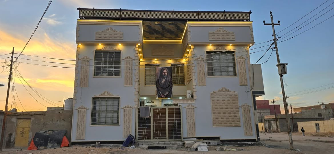 سلام عليكم جميعا 

بيت للبيع زبير حي سلام. قرب صحفيين الاولى 
مساحه. 160 متر طابقين بناء طابوق اصفر سنه البناء 2025 بيت درجه اولى مع محلات ثلاثه مؤجرات طابو تحويل مباشر 
الاتصال على رقم 
***********
