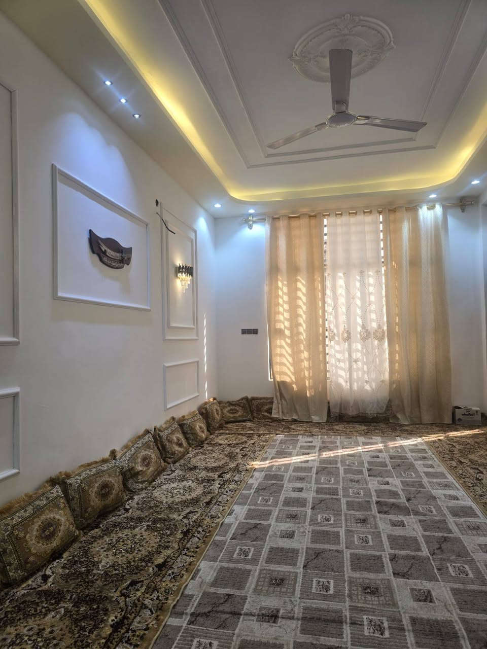 ١٥٠متر طابقين يحتوي عله غرفه نوم عدد٤ وصاله ومطبخ وستقبال وحمامات داخليه وخارجيه العنوان نجف الاشرف مقابيل قريه القدير عمود ٢٧٩  قريب الشارع العام ١٠٠متر شارع المطار ***********اتساب ملاحضه يوجد الدينا كافه المساحات والدور السكنيه وقطع الاراضي النجف, العراق
