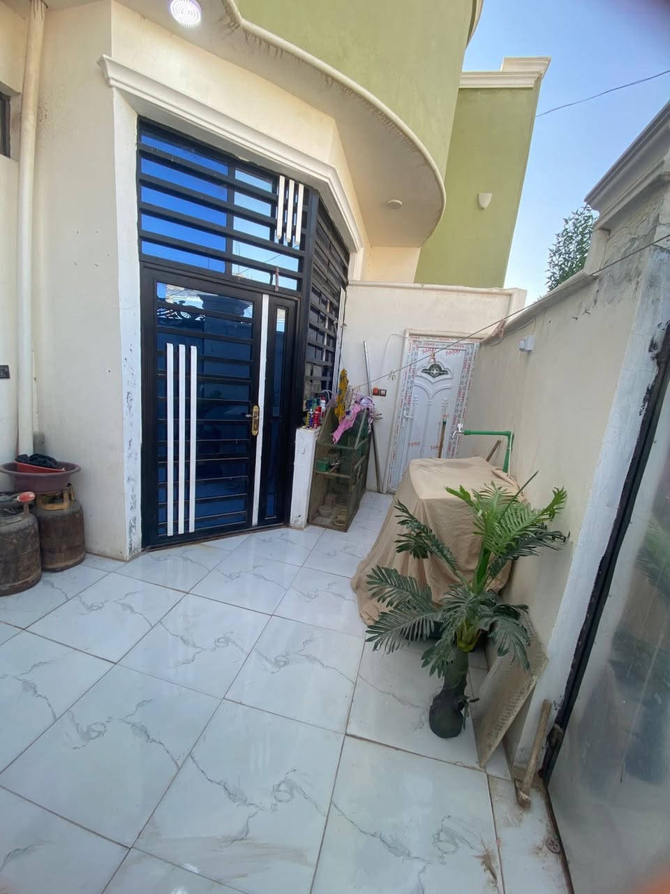 🏡 فرصة مميزة للبيع في مجمع بيتي 1 🏡
للبيع دار سكني بموقع ممتاز جداً داخل مجمع بيتي 1، قريب من الخدمات وبمنطقة هادئة ومناسبة للعائلة.
✅ المساحة: 150 متر
✅ الشارع: 12 متر
✅ يتكون من:
غرفتين نوم
صالة
استقبال
مطبخ
💰 السعر:
60 مليون دينار مقدمة فقط، والباقي 98 مليون دينار عن طريق المصرف العقاري.
✨ بيت مرتب وموقعه جميل جداً، فرصة مناسبة للسكن والاستثمار.
للاستفسار ***********
